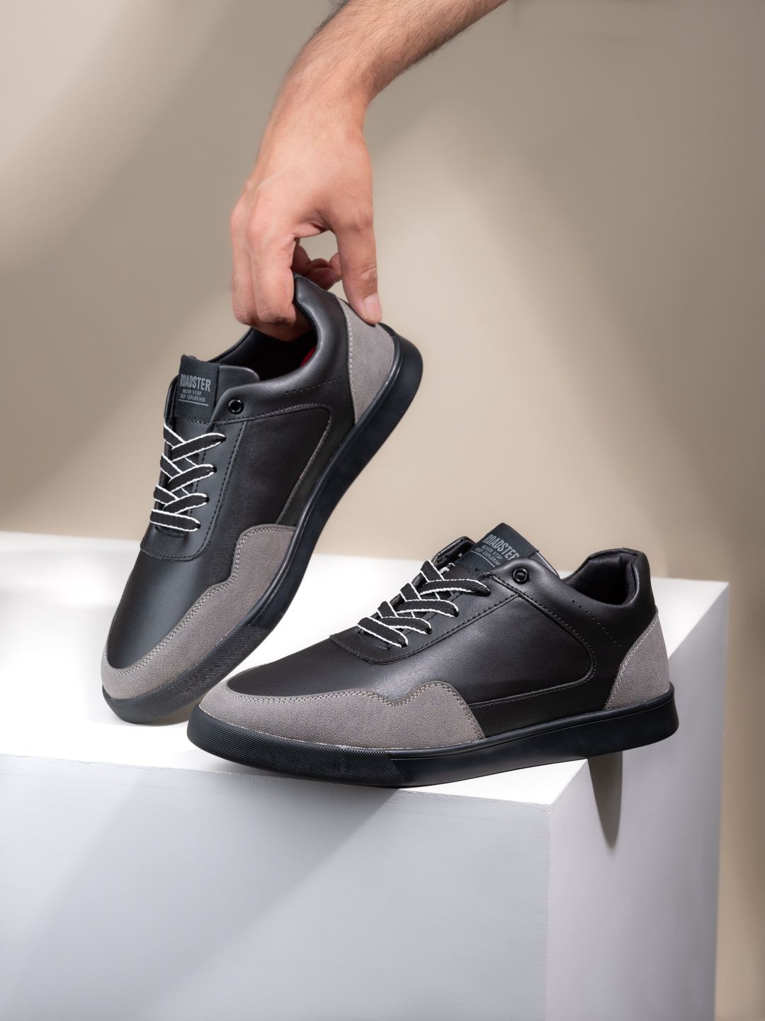 

The Roadster Lifestyle Co Men Lightweight Sneakers, Black