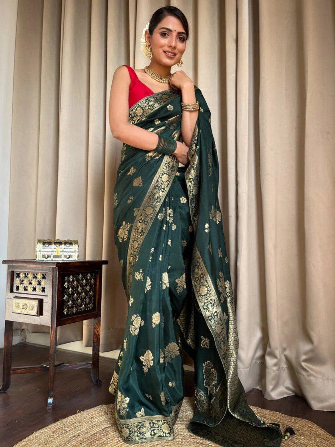 

Flosive Woven Design Zari Art Silk Banarasi Saree With Blouse Piece, Green