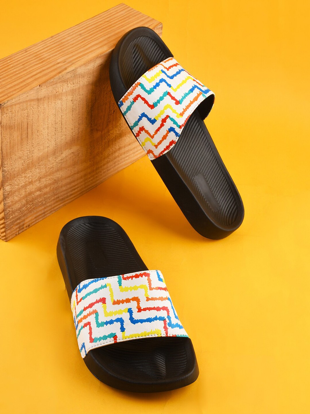 

PERY PAO Men Printed Sliders, White