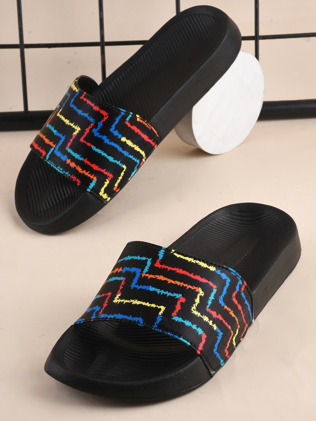 

PERY PAO Men Printed Sliders, Black