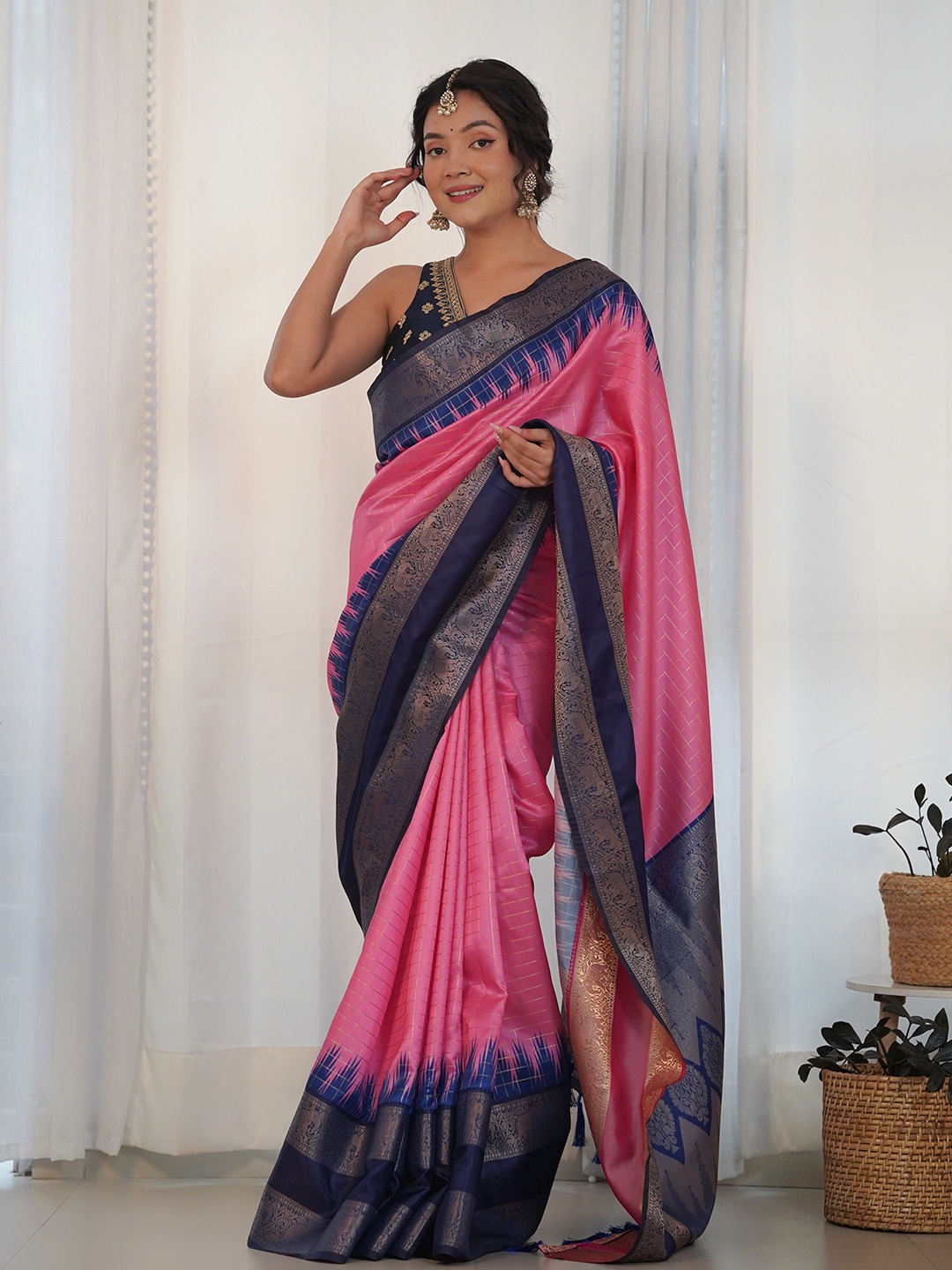 

Munir Checked Zari Silk Blend Saree, Pink
