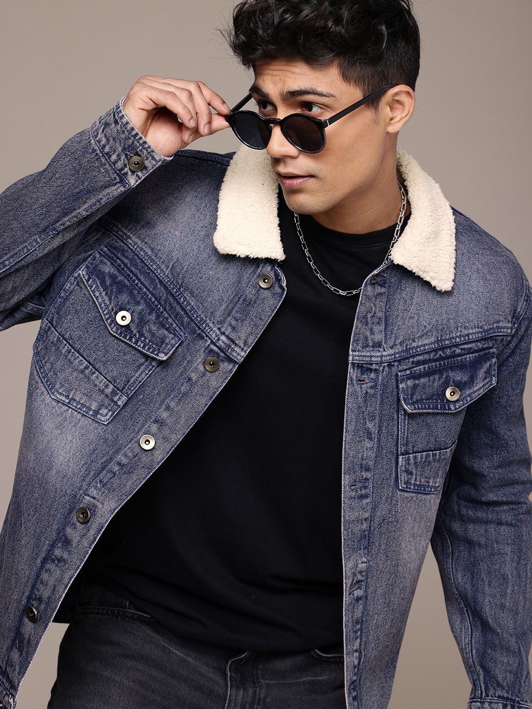 

WROGN Pure Cotton Fuzzy Spread Collar Comfort Fit Denim Truckers Jacket, Blue