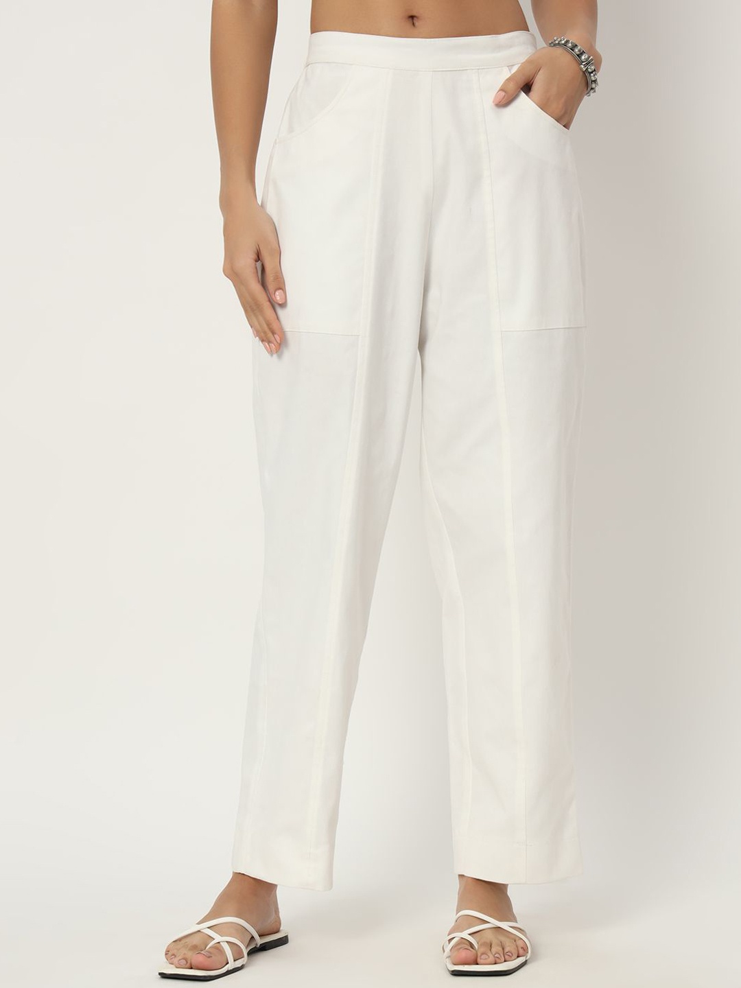 

9rasa Women Relaxed Straight Leg Tapered Fit Low-Rise Trouser, White