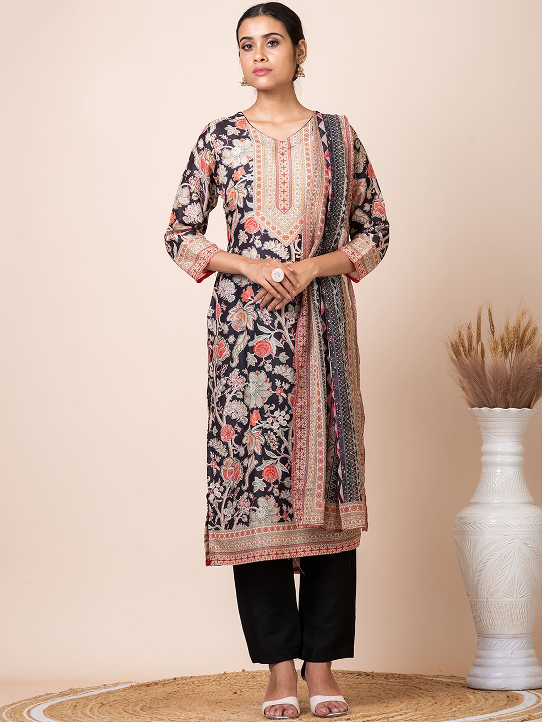 

SARSO Ethnic Motifs Printed Straight Kurta With Trousers & Dupatta, Black