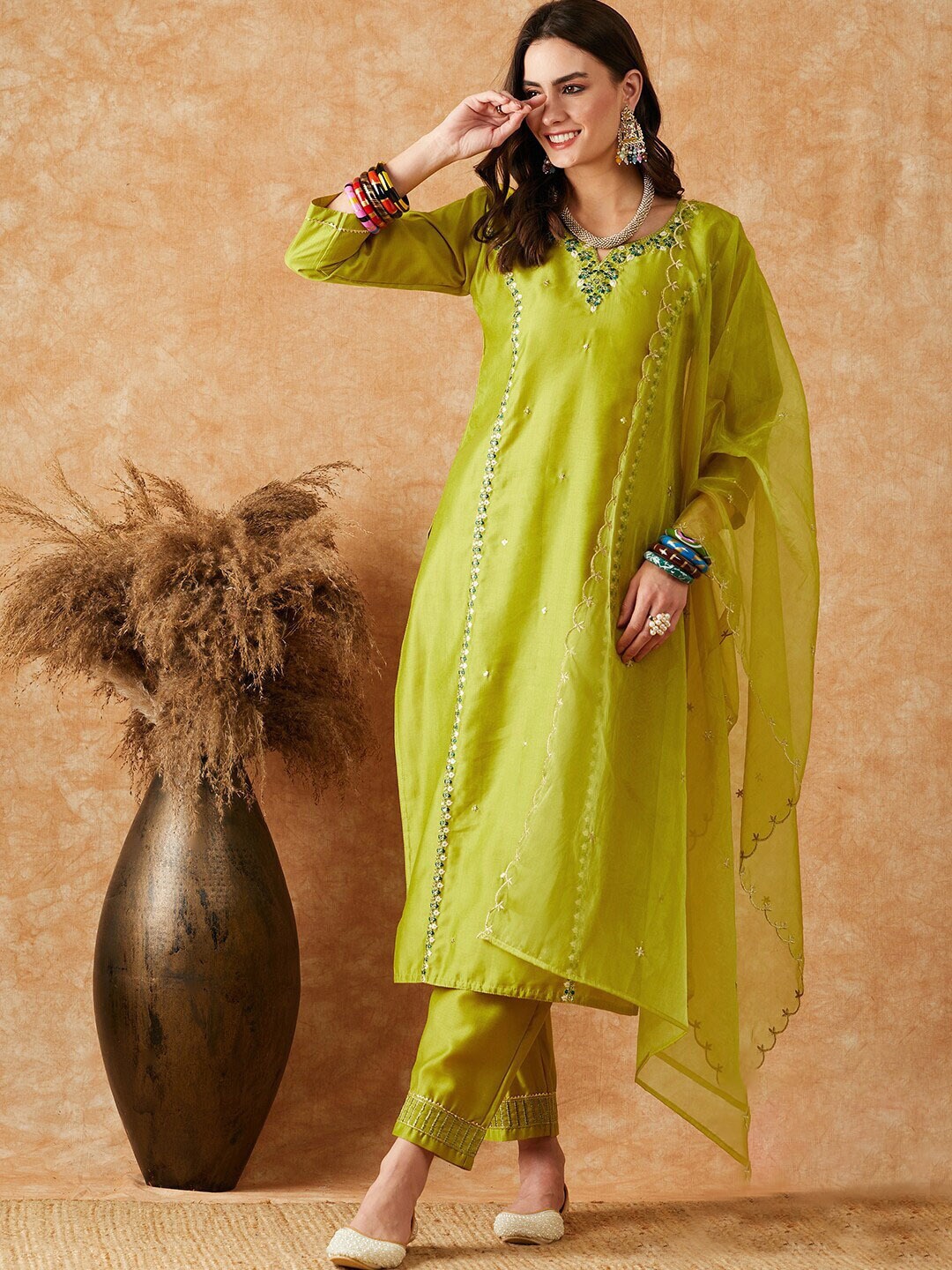 

NEWADHIYA ENTERPRISES Notch Neck Ethnic Motifs Embroidered Regular Straight Kurta Set, Green