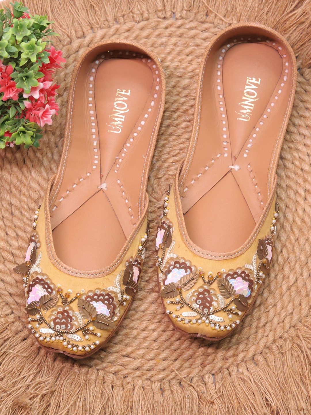 

UMNOVE Women Embroidered Ethnic Mojaris, Beige