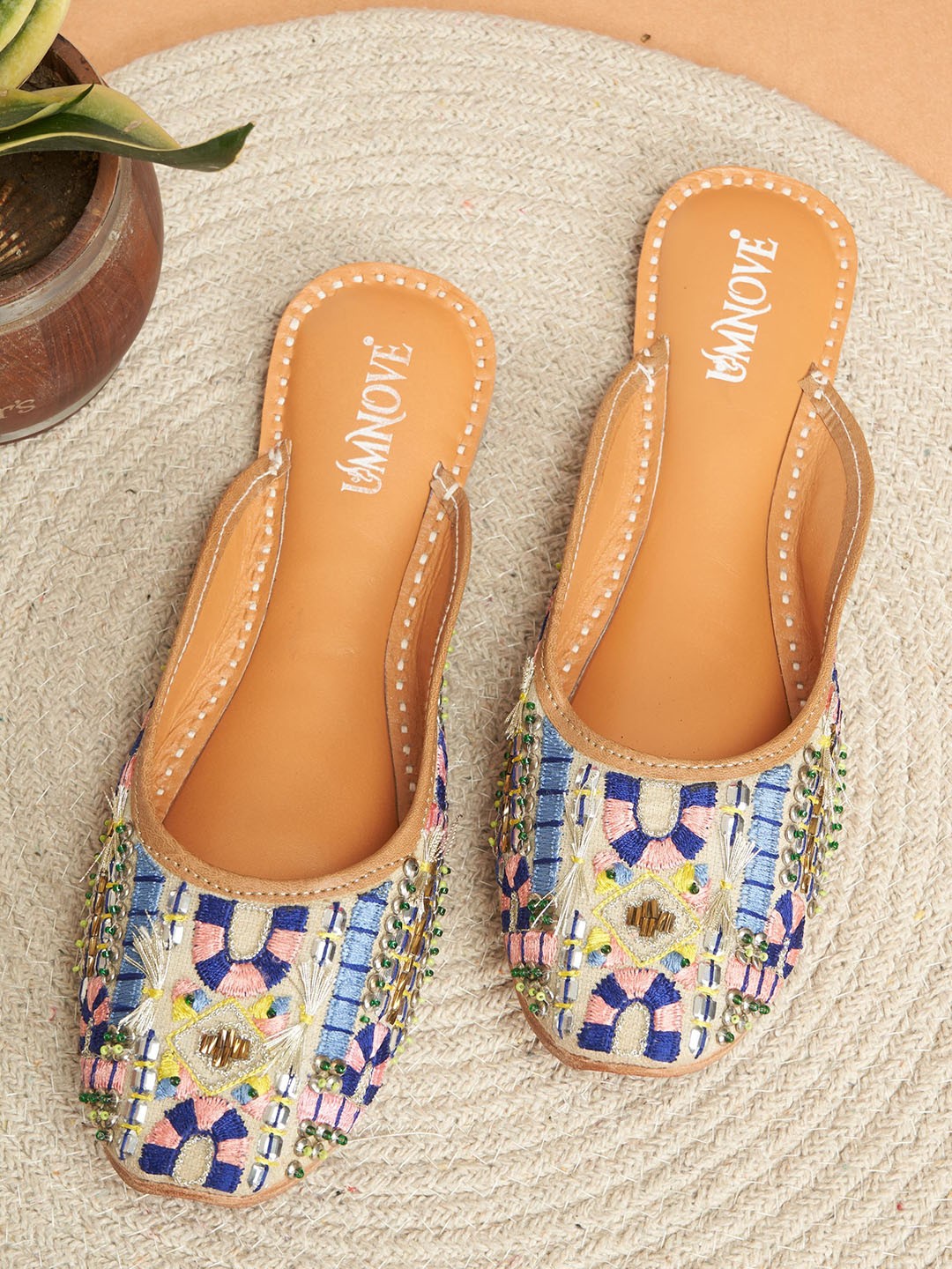 

UMNOVE Women Woven Design Ethnic Mojaris Flats, Multi
