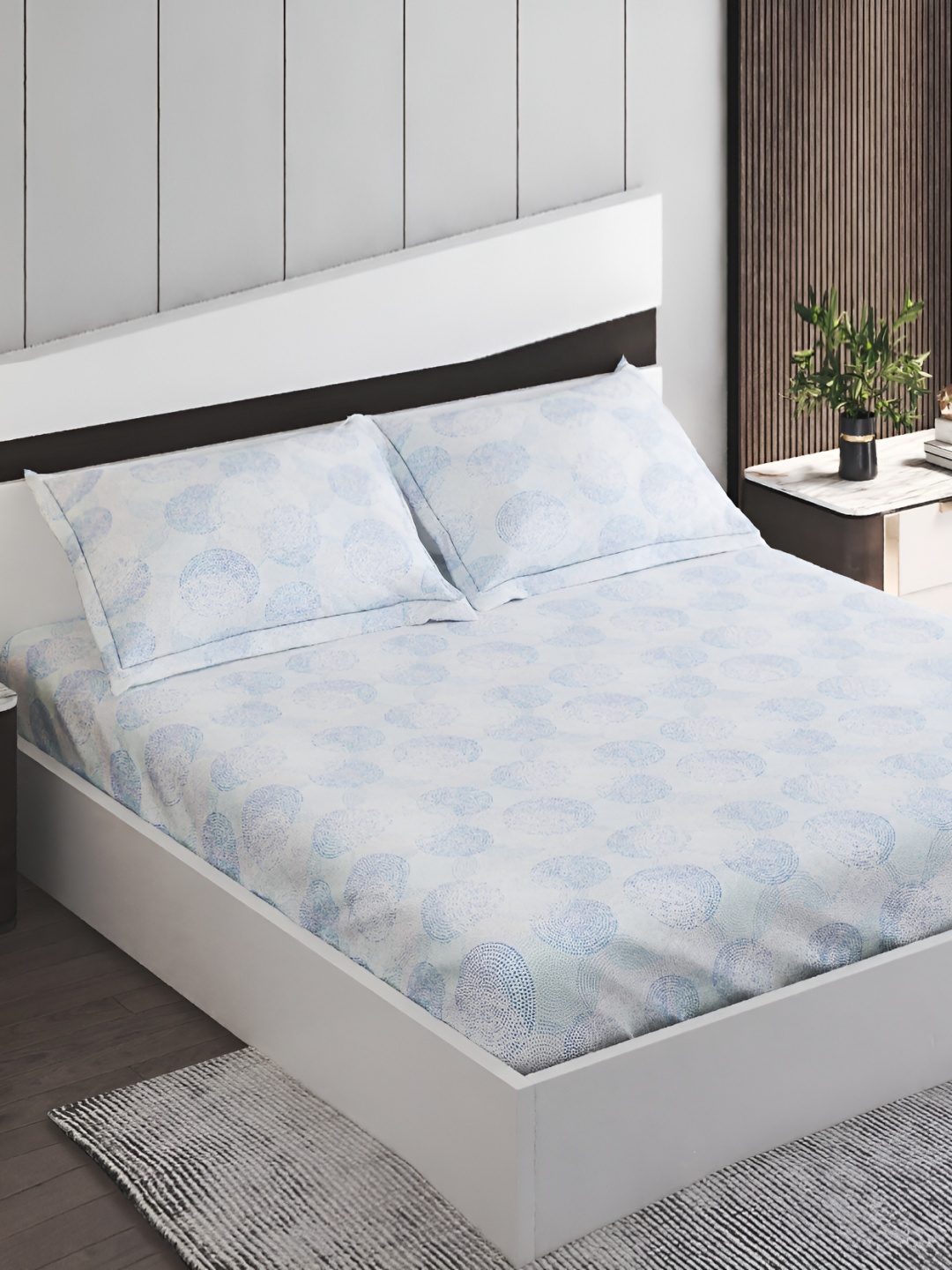

Home Centre Blue & White Geometric 144 TC Queen Bedsheet with 2 Pillow Covers