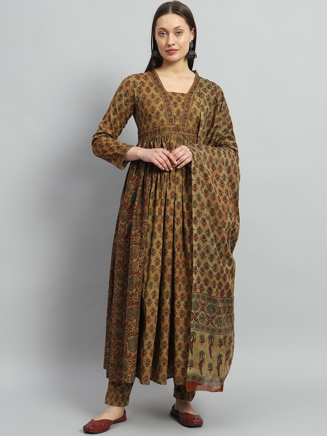 

Gujari Floral Printed V-Neck Three-Quarter Sleeves Pure Cotton Kurta Set, Brown