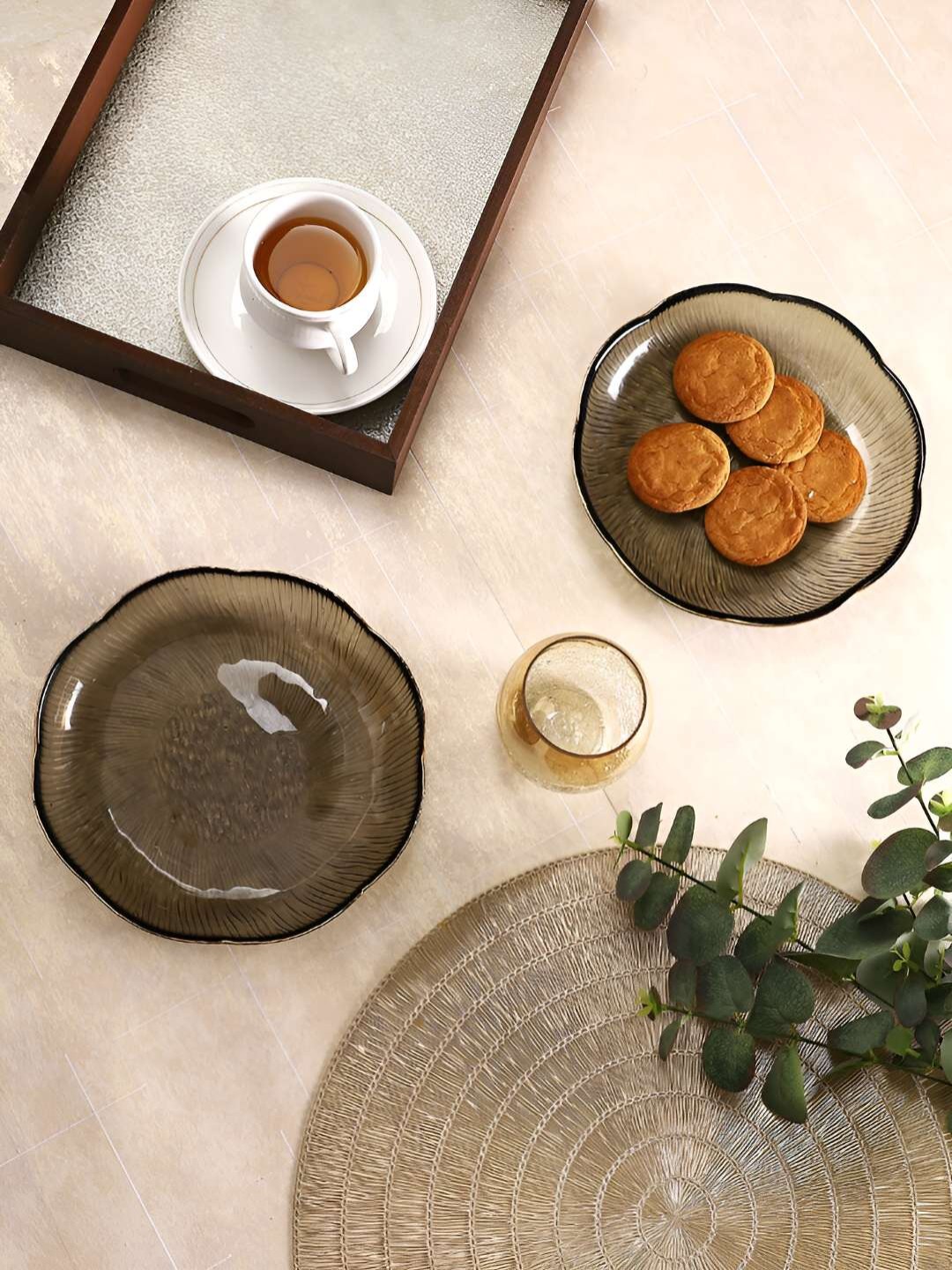 

TAYHAA 2-Pcs Black Line Design Glass Serving Plates, Brown