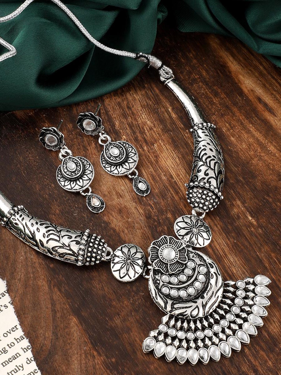 

MANSIYAORANGE Silver-Plated Kundan-Studded & Beaded Jewellery Set