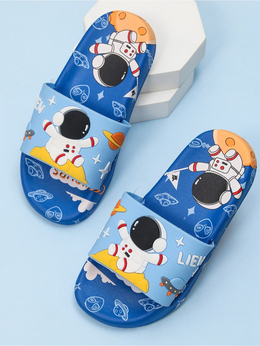 

Yellow Bee Boys Printed Sliders, Blue