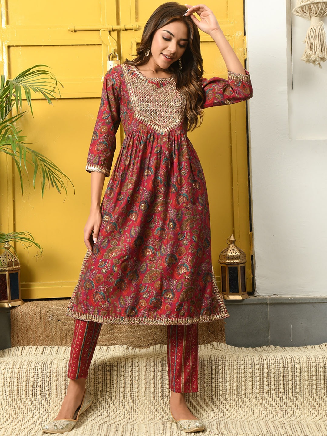 

aaivan Floral Embroidered High Slit Thread Work Straight Kurta With Trousers, Maroon