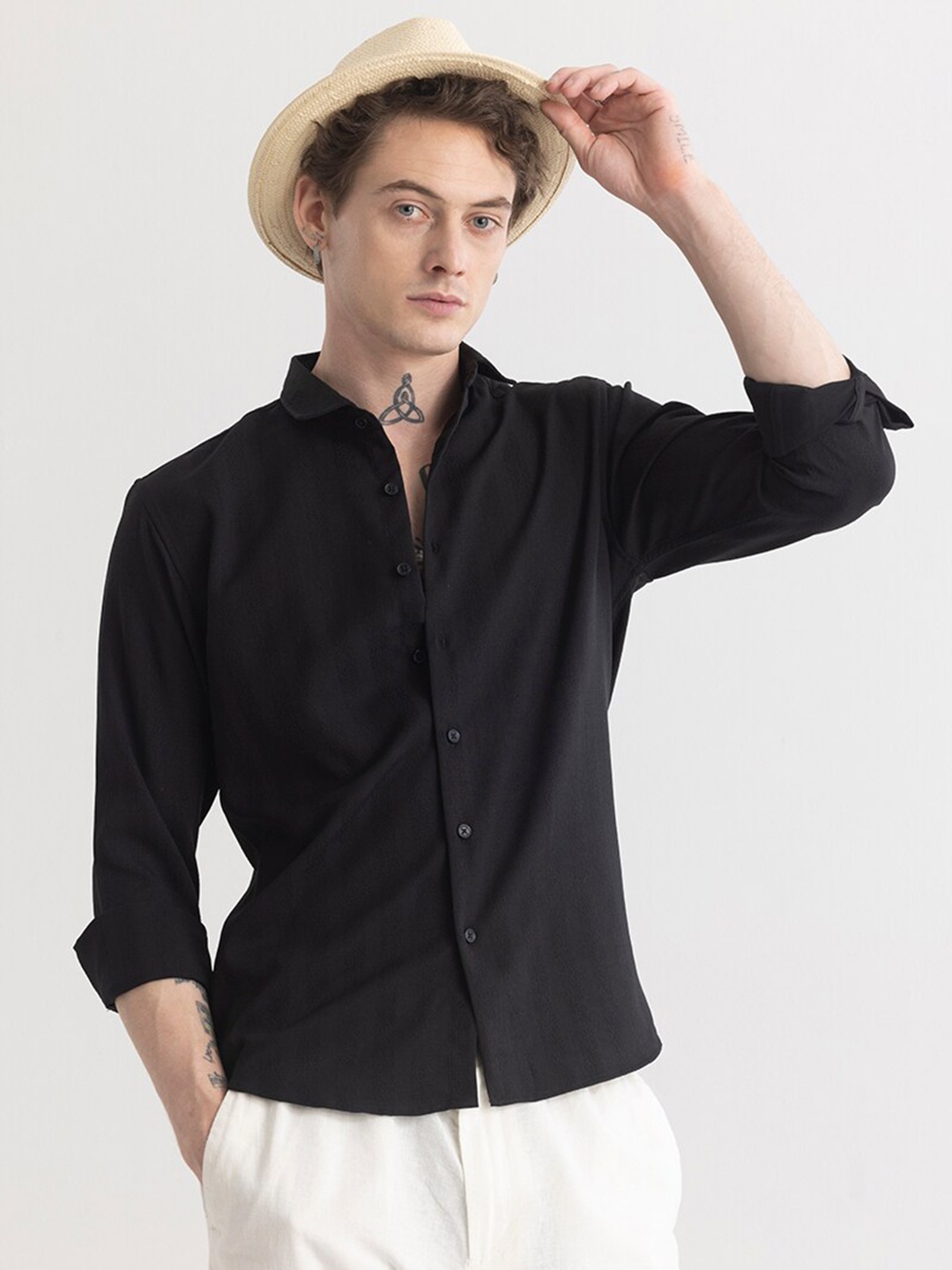 

Snitch Black Classic Slim Fit Spread Collar Long Sleeves Cotton Casual Shirt