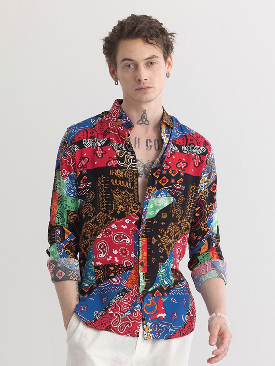 

Snitch Black & Red Classic Slim Fit Floral Printed Spread Collar Casual Shirt