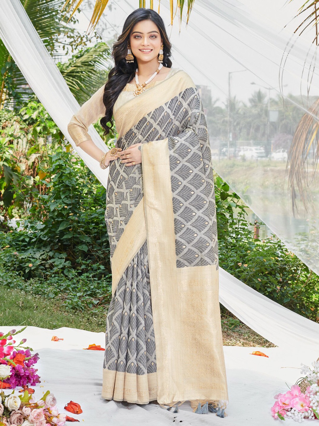 

Fashion Petals Woven Design Tussar Saree, Grey