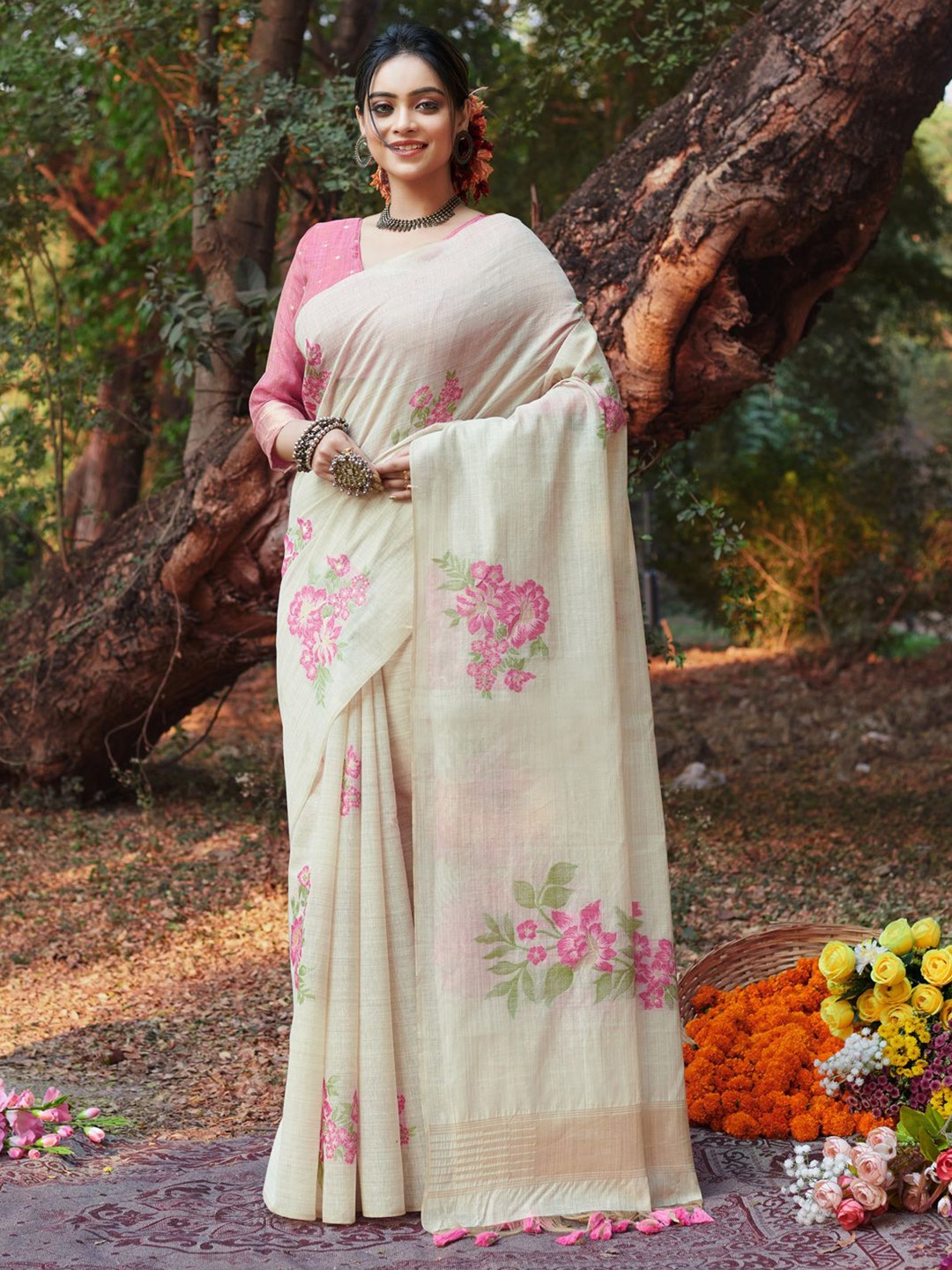

Fashion Petals Floral Cotton Blend Tussar Saree, White