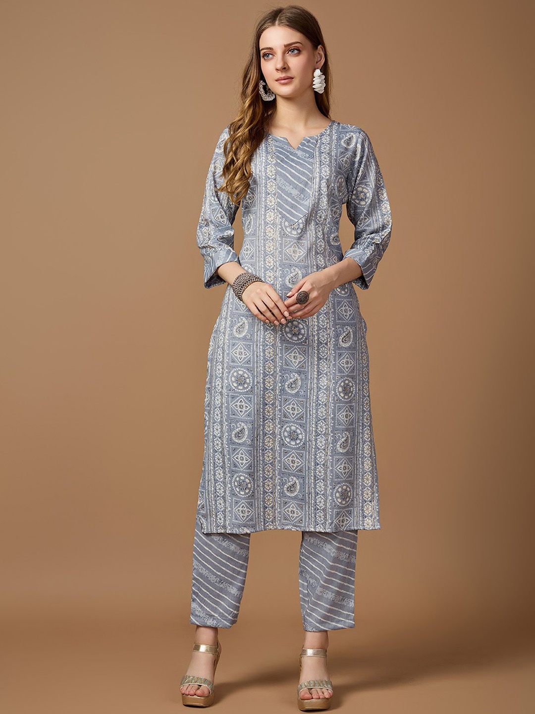 

GORGONE Bandhani Printed Notch Neck Straight Kurta with Trousers, Grey
