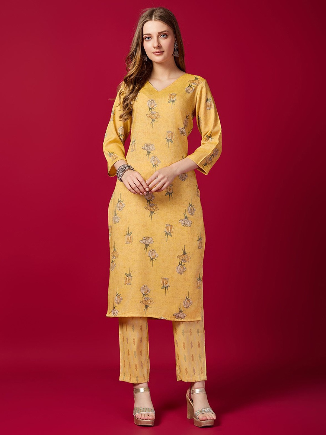 

GORGONE Floral Printed V Neck Straight Kurta with Trousers, Yellow