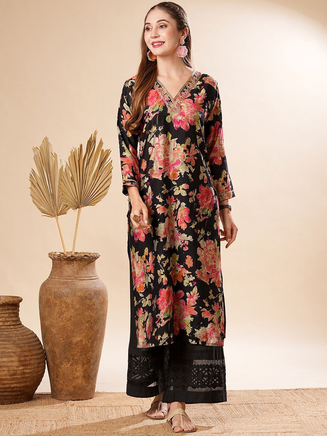 

FASHOR Floral Embroidered Thread Work Straigth Kurta, Black