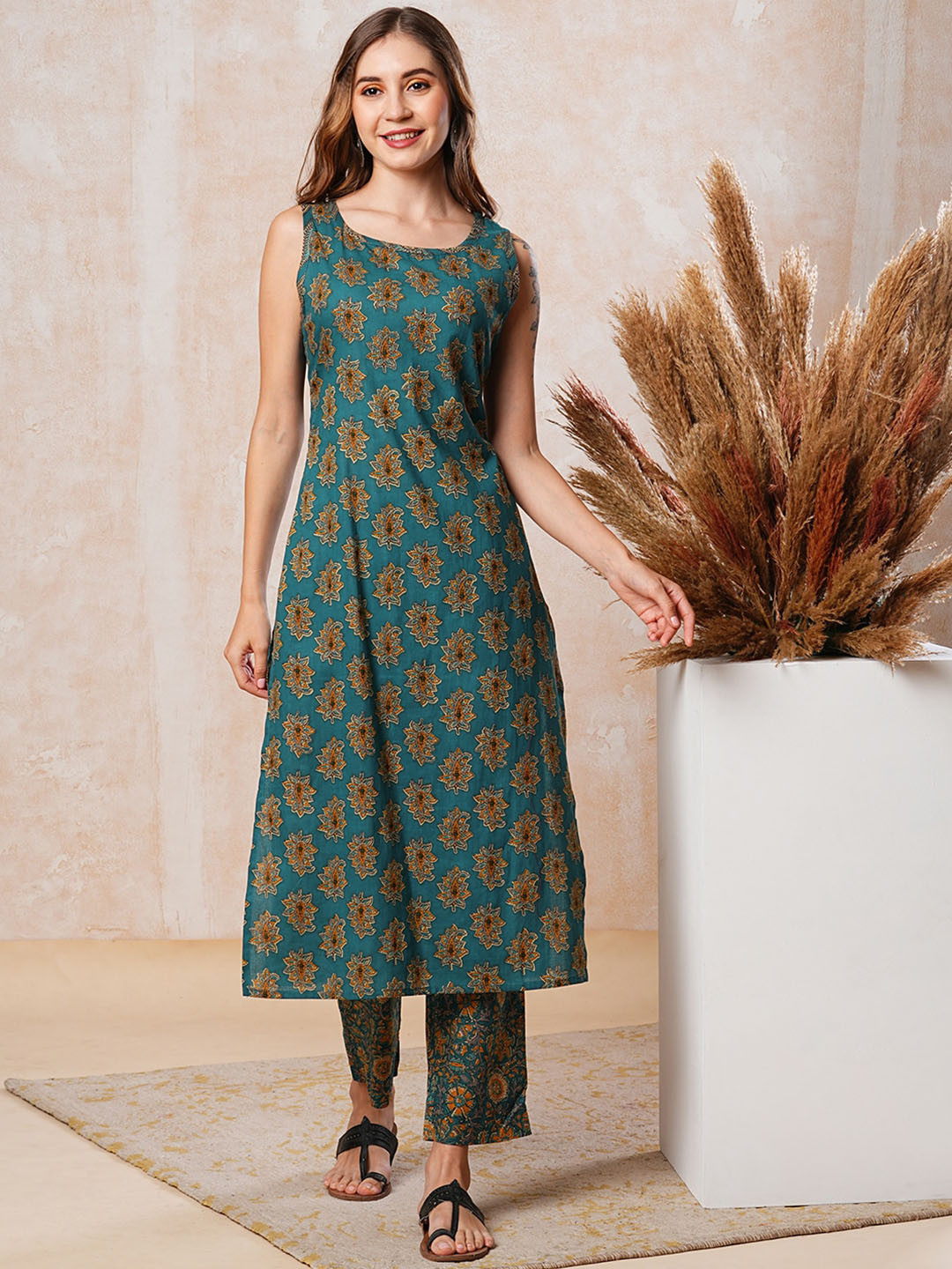 

FASHOR Ethnic Motifs Printed Pure Cotton Sleeveless Straight Kurta With Trouser, Green