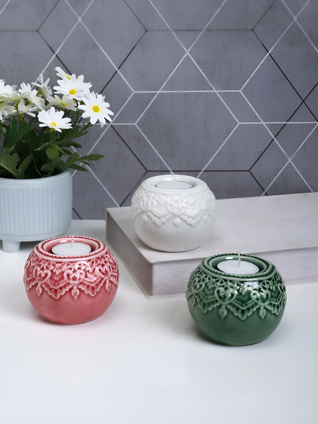 

Aura White & Red 3 Pieces Ceramic Candle Holder