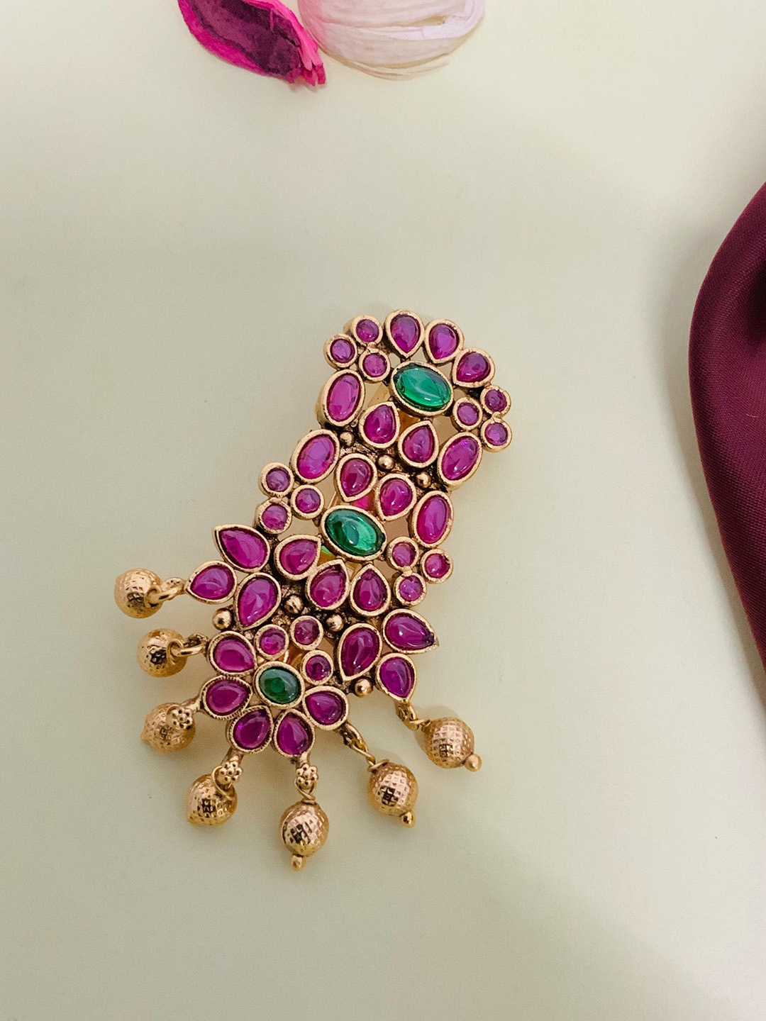 

ABDESIGNS Stone-Studded Beaded Brass Saree Clip, Gold
