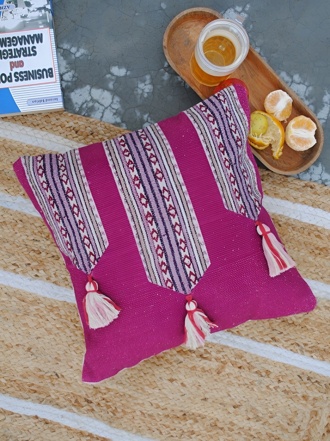 

Art Avenue Pink & White Ethnic Motifs Square Cushion Covers