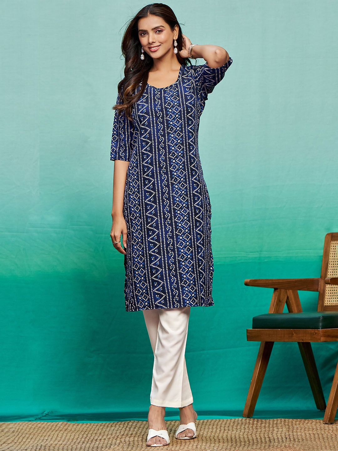 

Sangria Bandhani Printed Scoop Neck Kurta With Trousers, Navy blue