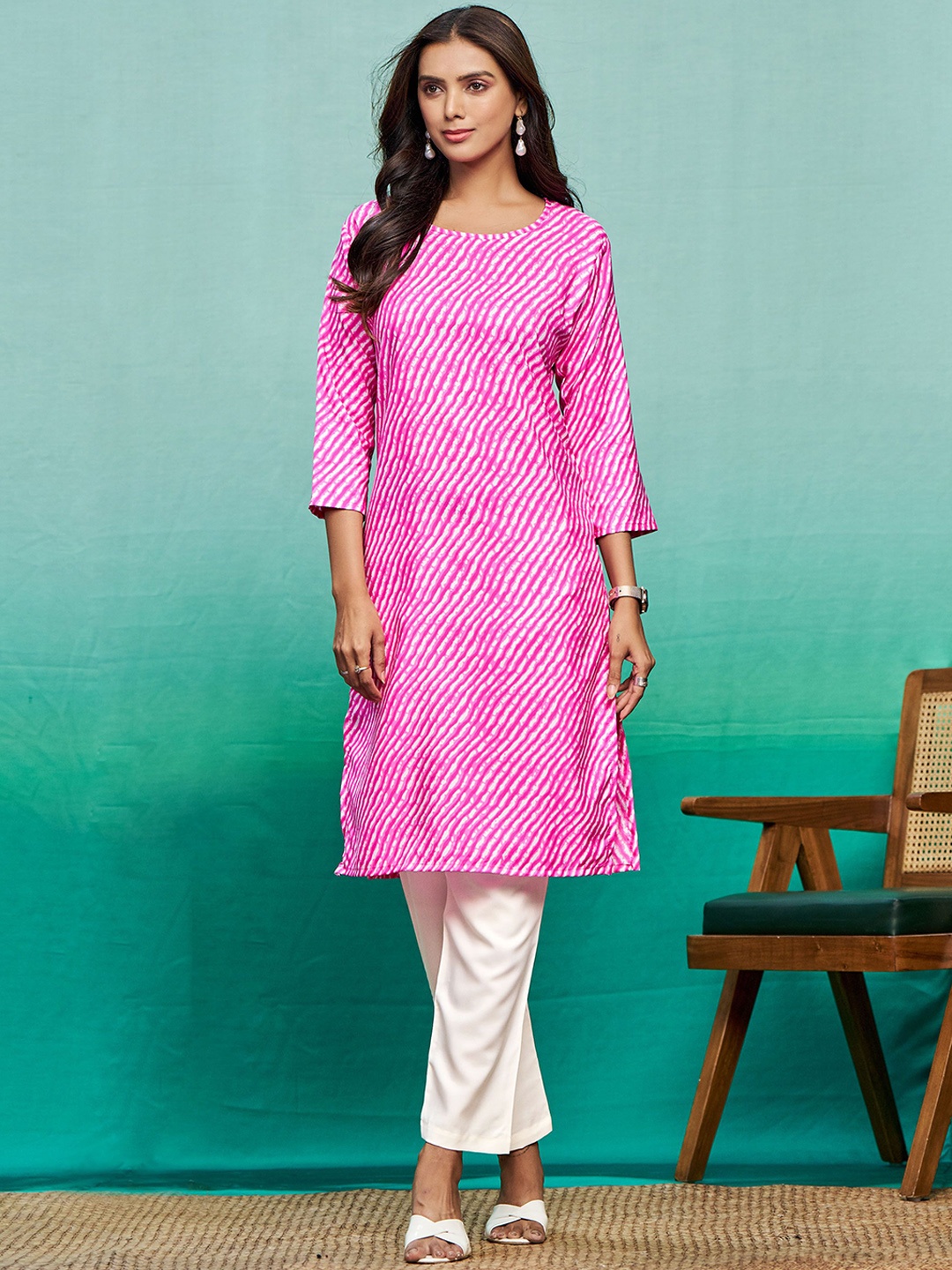 

Sangria Leheriya Printed Round Neck Kurta With Trousers, Pink