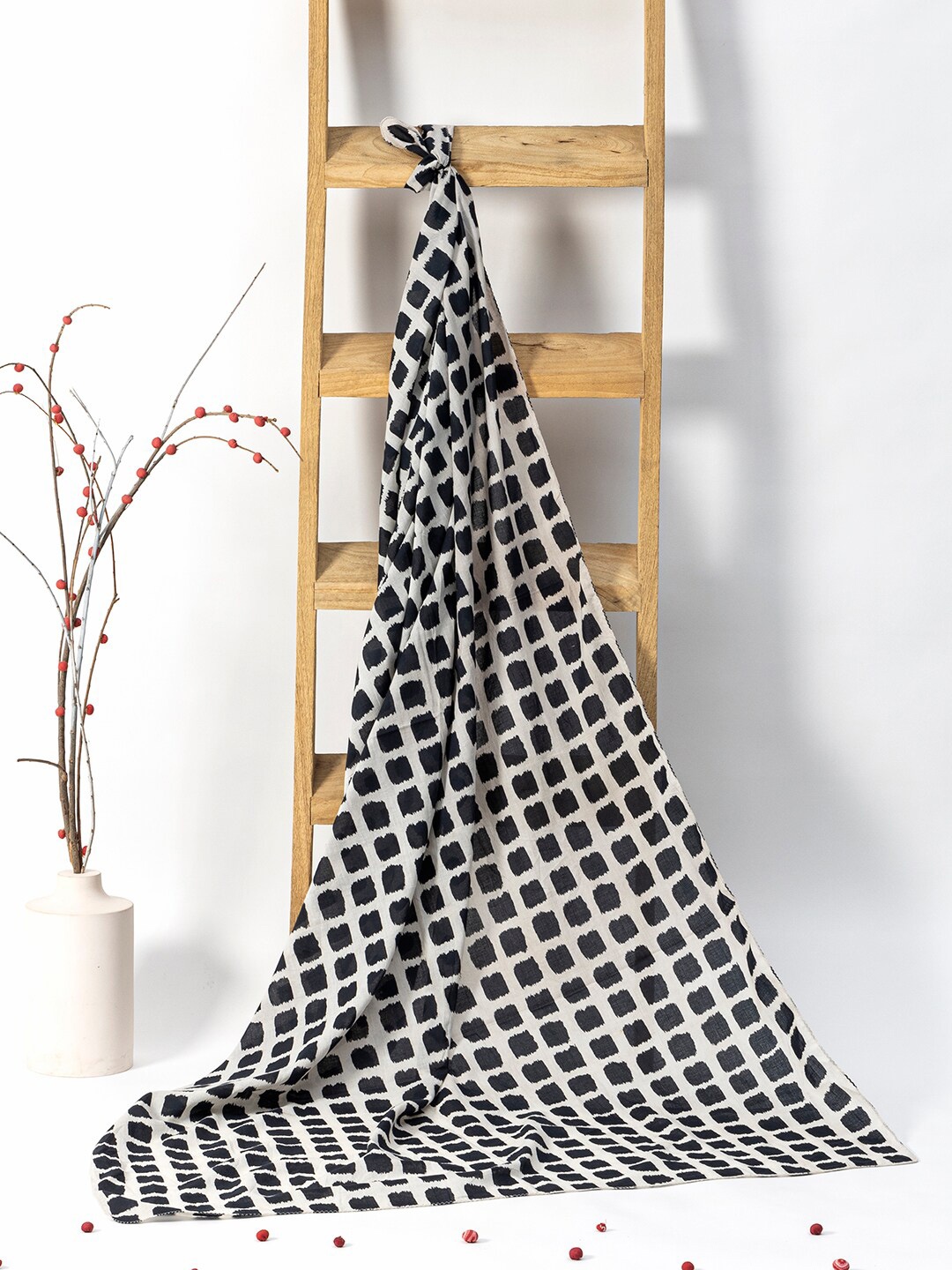 

Contrast Living Women Printed Scarf, Black