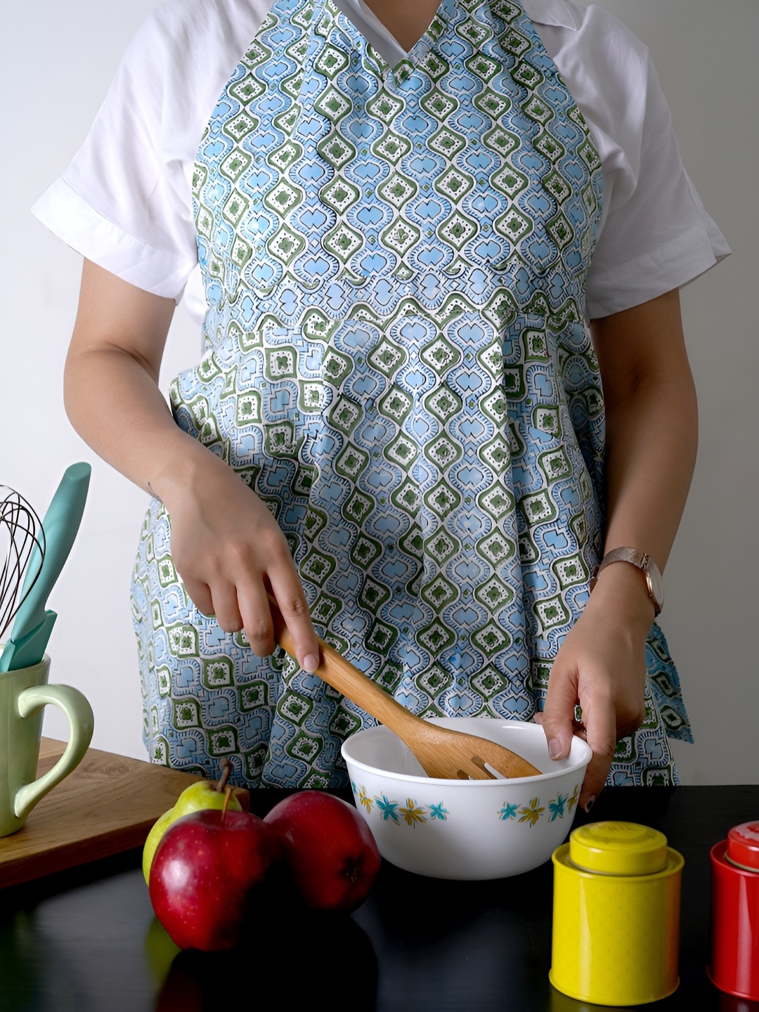 

Ratan Cart Girls Blue Cotton Geometric Printed Free Size Apron