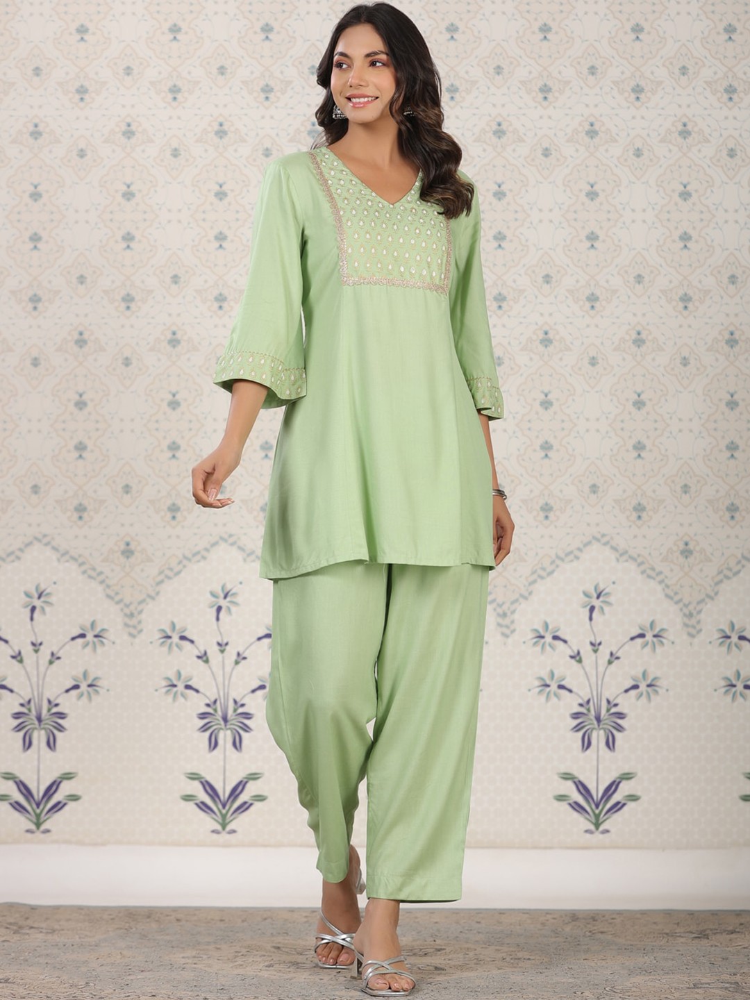 

Ode by House of Pataudi V Neck Floral Printed Regular A-Line Kurta with Trousers, Green