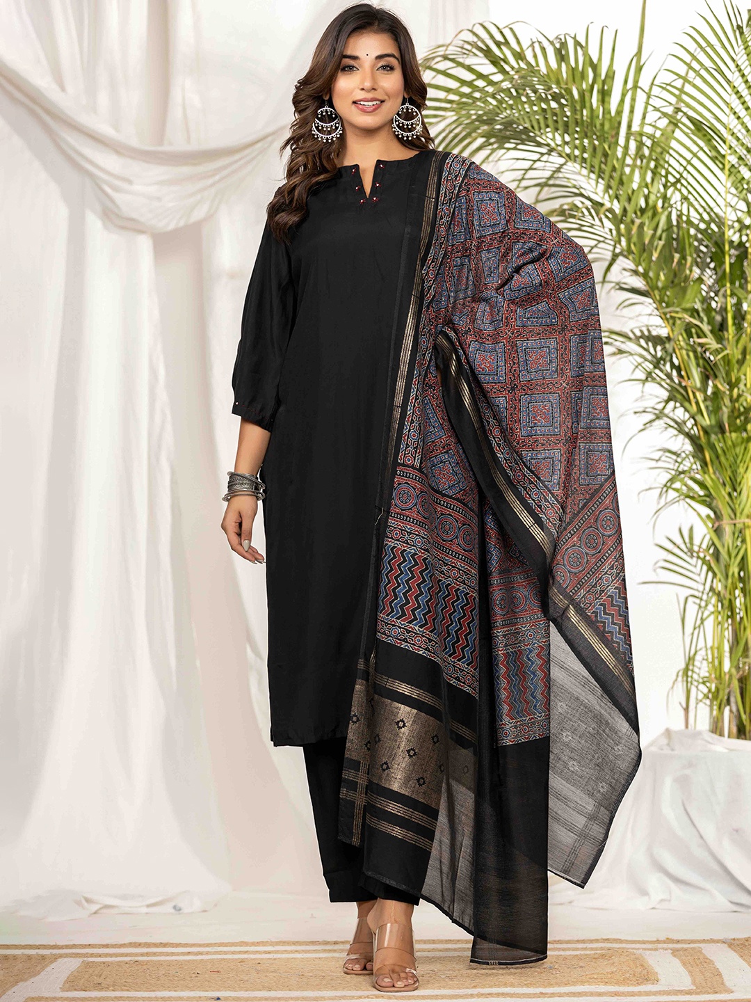 

Do Dhaage Round Boat Neck Three-Quarter Sleeves Straight Kurta with Trousers & Dupatta, Black