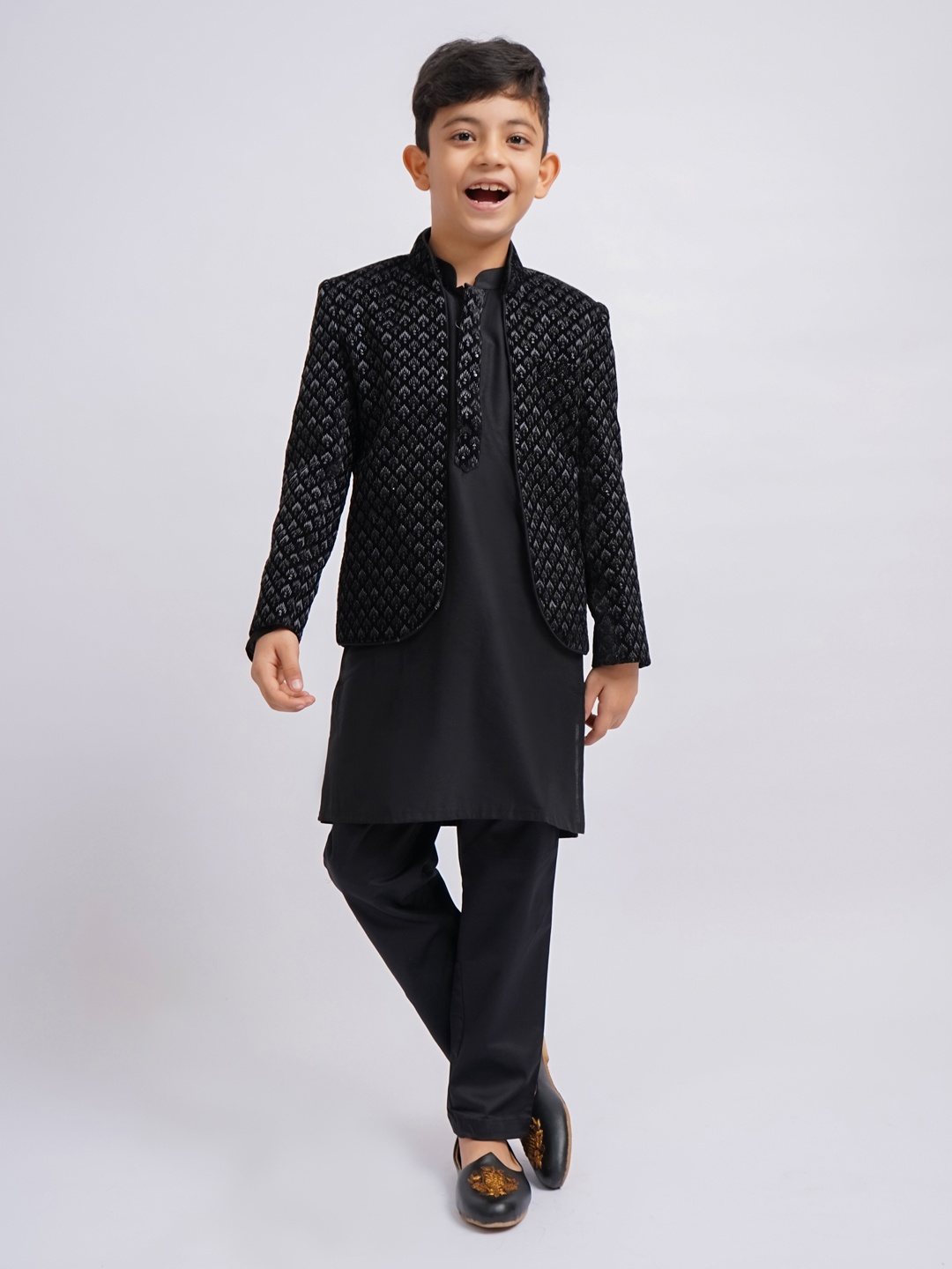 

VASTRAMAY Boys Sequinned Straight Kurta With Pyjama With Jodhpuri Coat, Black