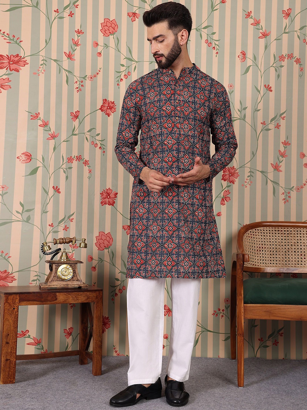 

Ode by House of Pataudi Floral Printed Cotton Straight Kurta, Navy blue