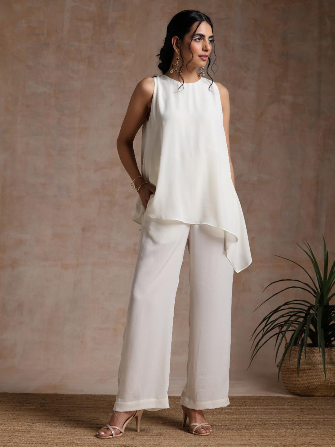 

VASSTRAM Sleeveless Basic Jumpsuit with Layered, White