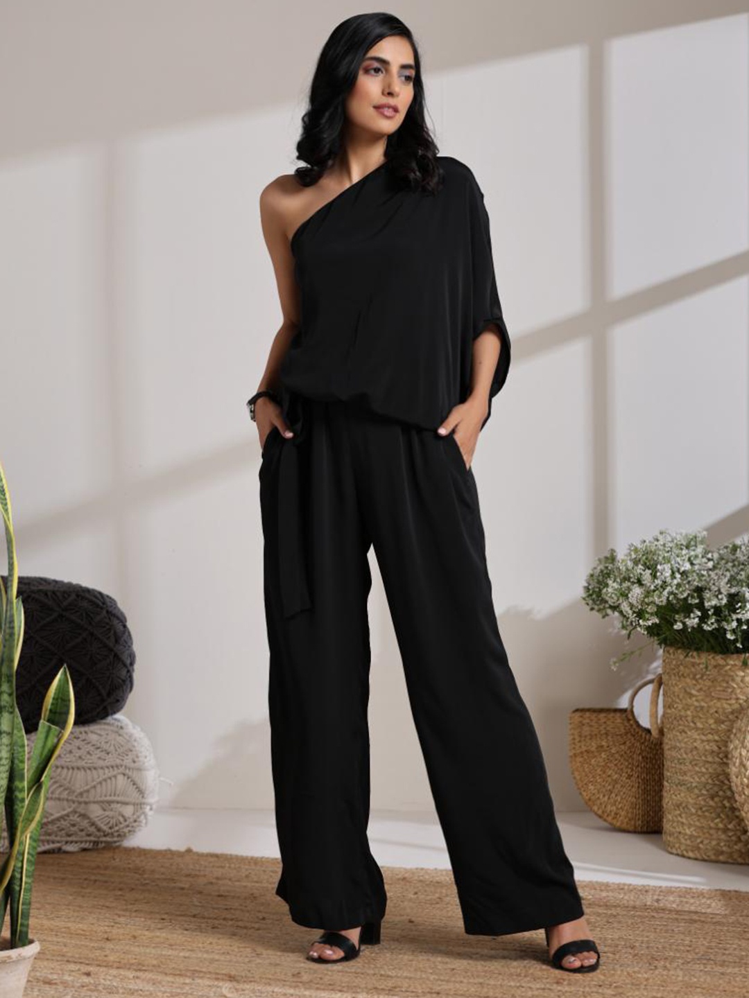 

VASSTRAM Basic Jumpsuit, Black