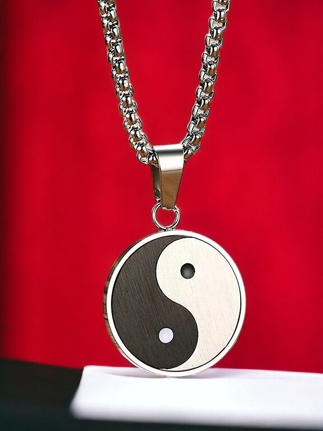 

OOMPH Men Circular Pendants with Chains, Silver