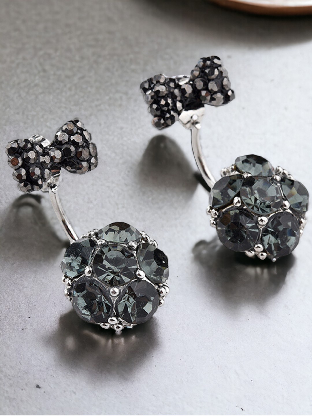 

OOMPH Women Floral Studs Earrings, Black