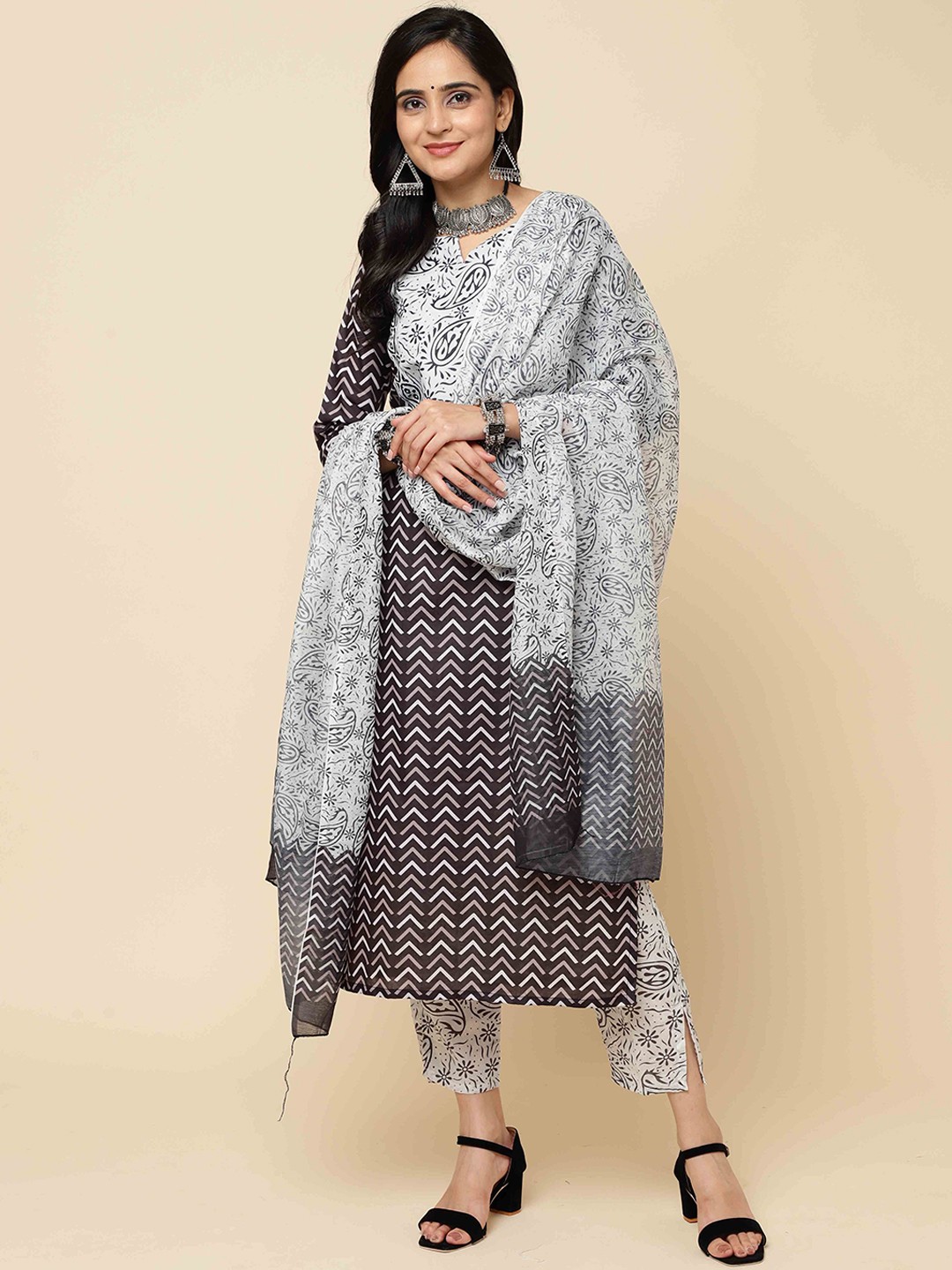 

Meena Bazaar Printed Round Neck Regular Kurta with Trouser & Dupatta, Black
