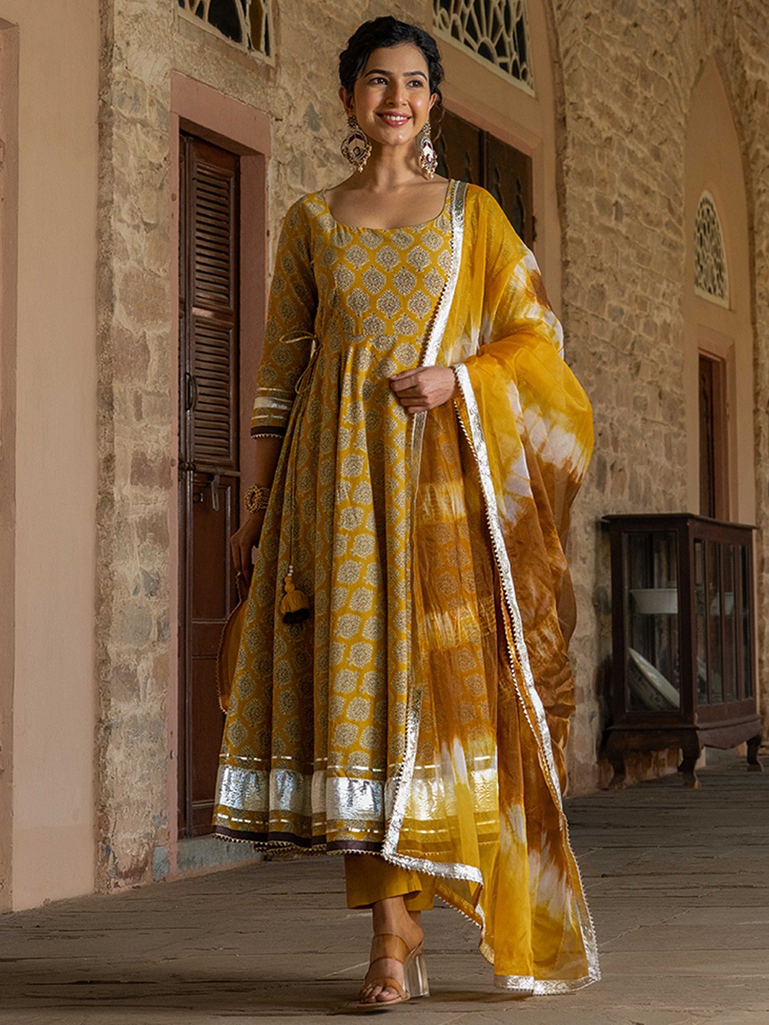 

GAYRAA Floral Printed Round Neck Three-Quarter Sleeves Gotta Patti Pure Cotton Kurta Set, Mustard
