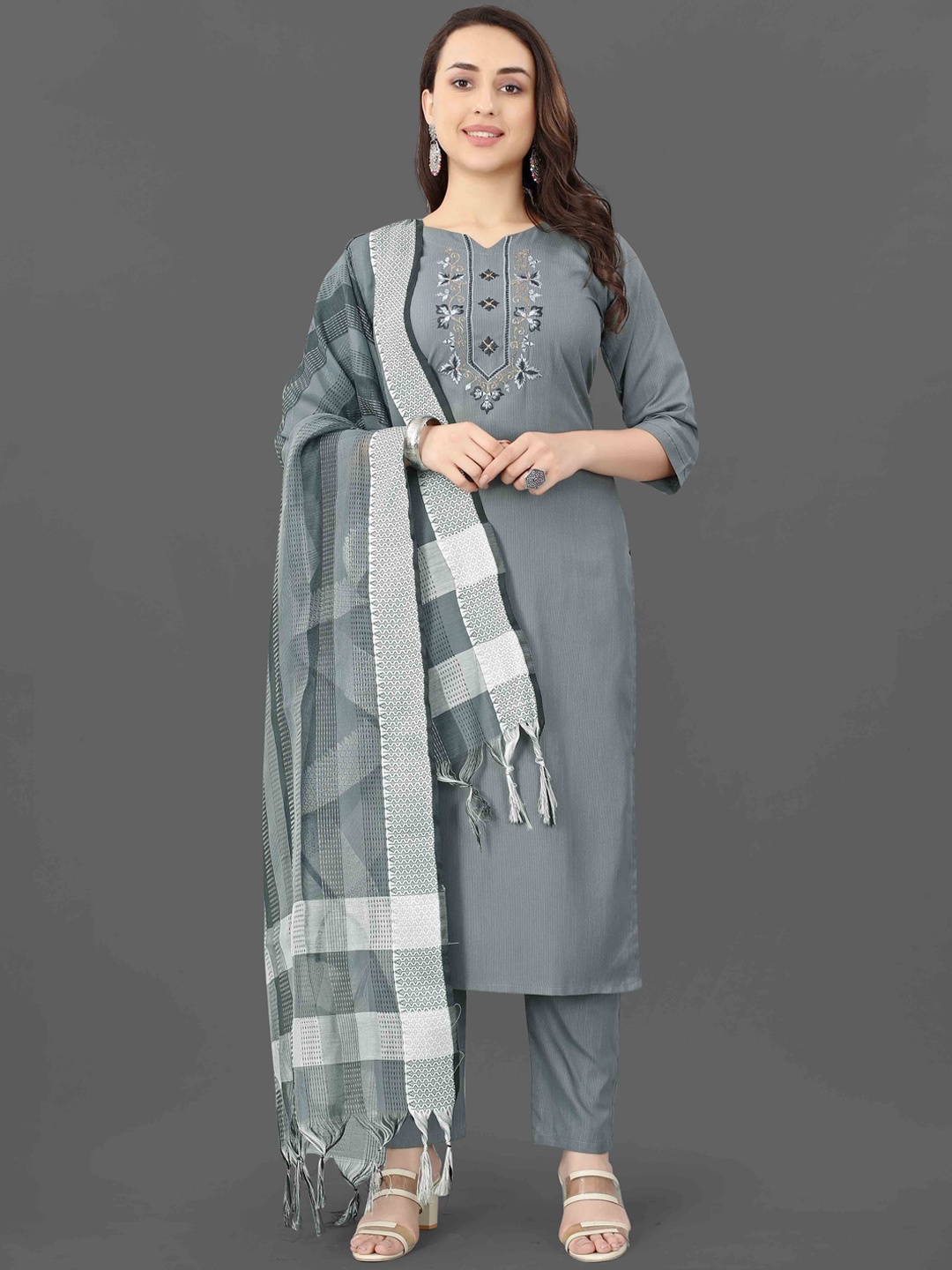 

Fashion FRICKS Ethnic Motifs V-Neck Three-Quarter Sleeves Kurta Set, Grey