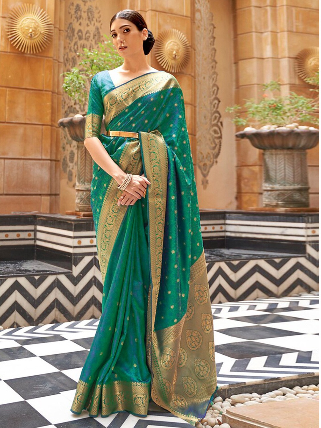 

DEVATITHI Ethnic Motifs Silk Blend Kanjeevaram Saree, Green