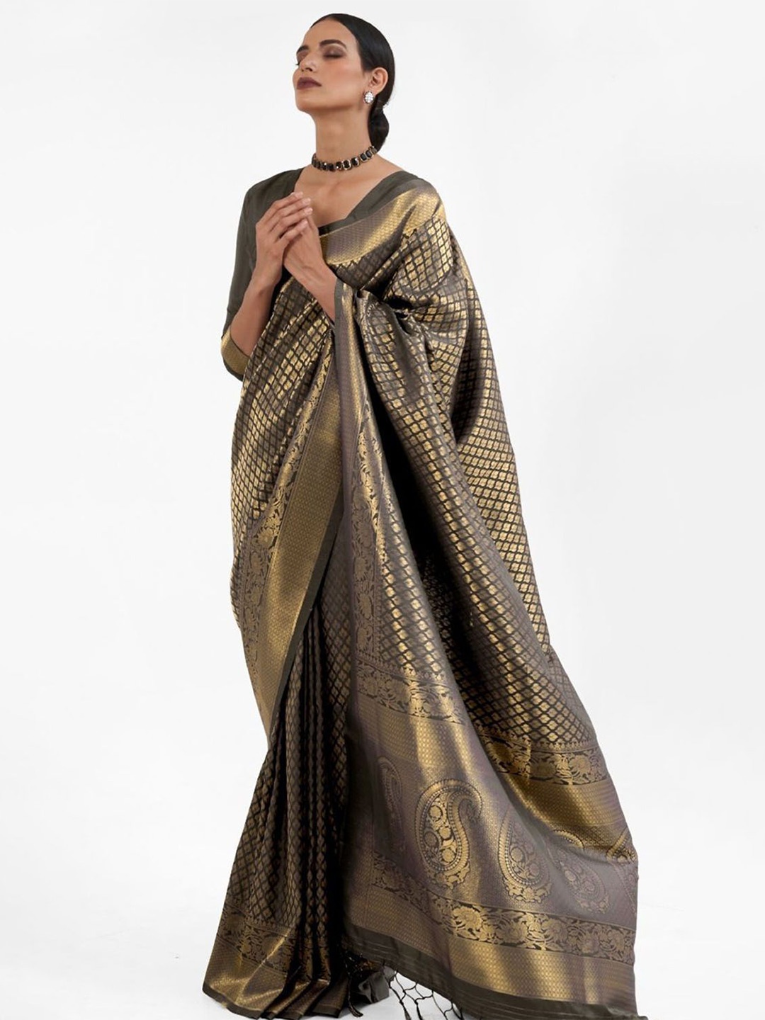 

DEVATITHI Woven Design Silk Blend Kanjeevaram Saree, Black