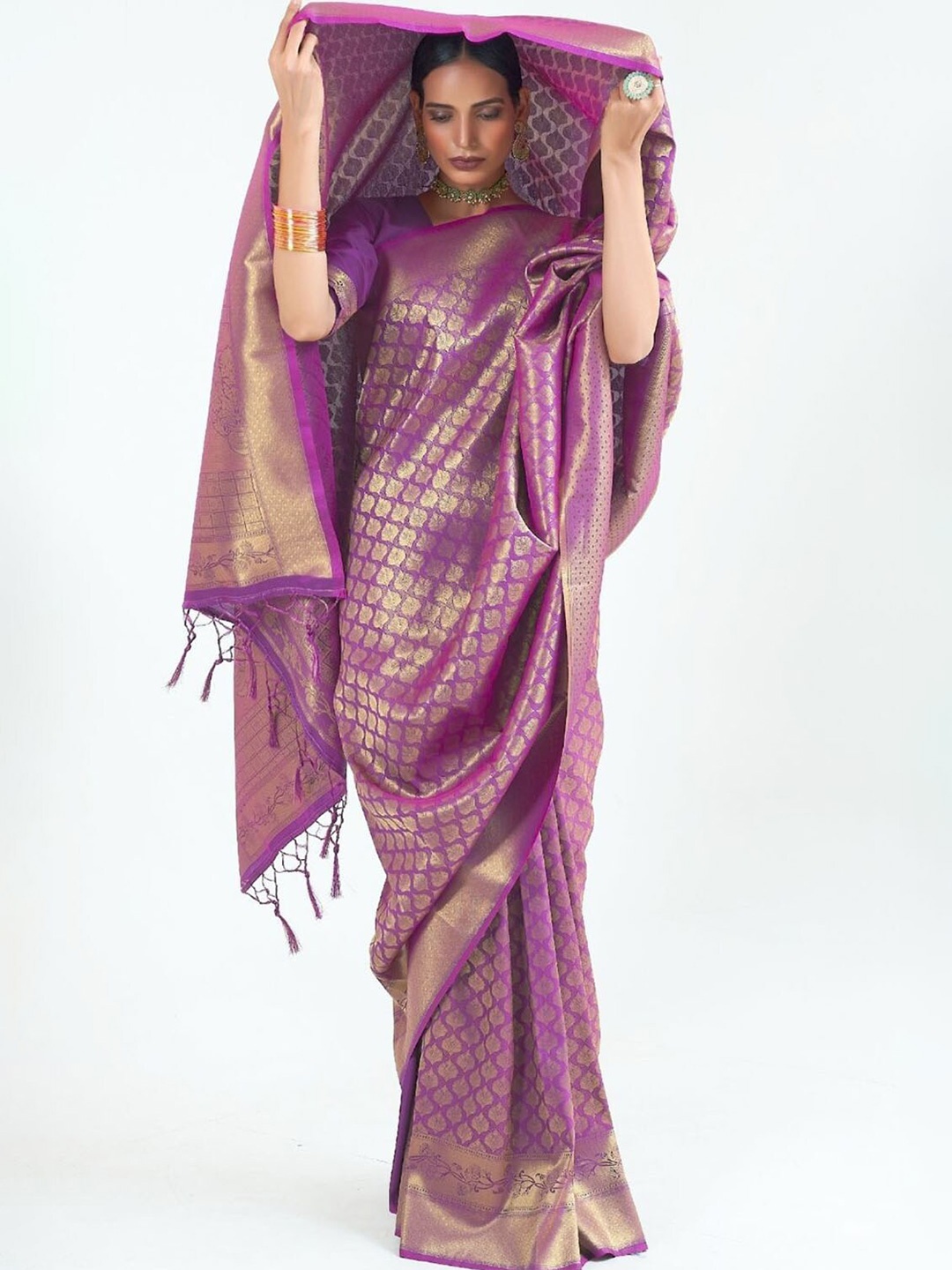 

DEVATITHI Ethnic Motifs Zari Silk Blend Kanjeevaram Saree, Magenta