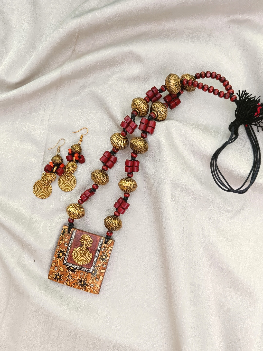 

VarEesha Beaded Square Dhokra Pendant Jewellery Set, Gold