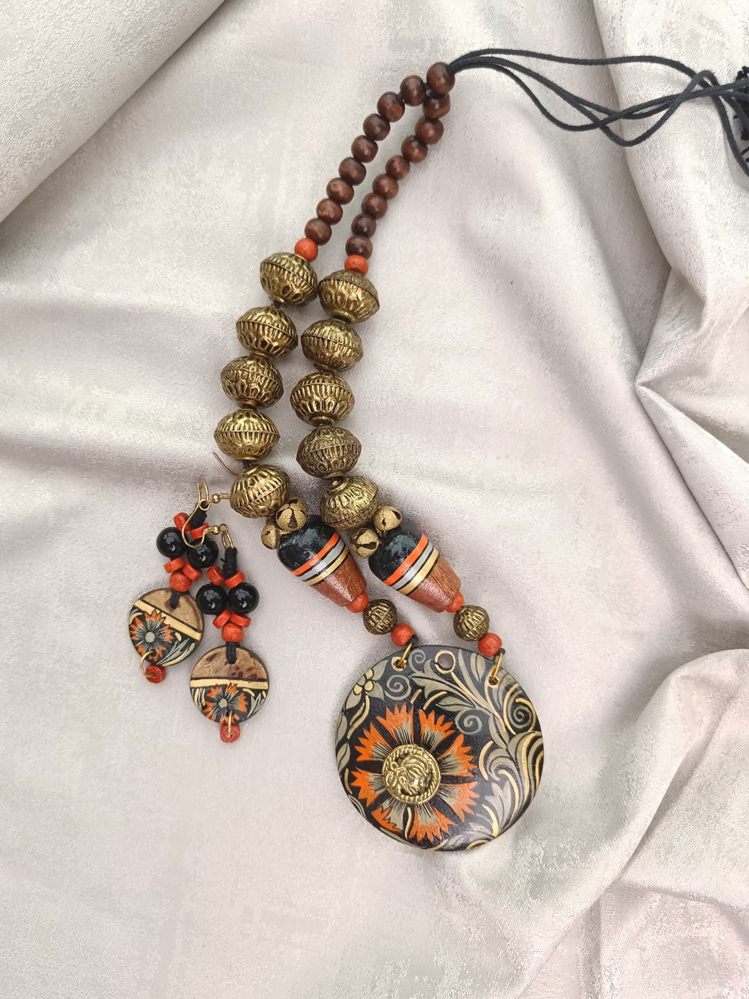 

SOHI Beaded & Round Shaped Jewellery Set, Black