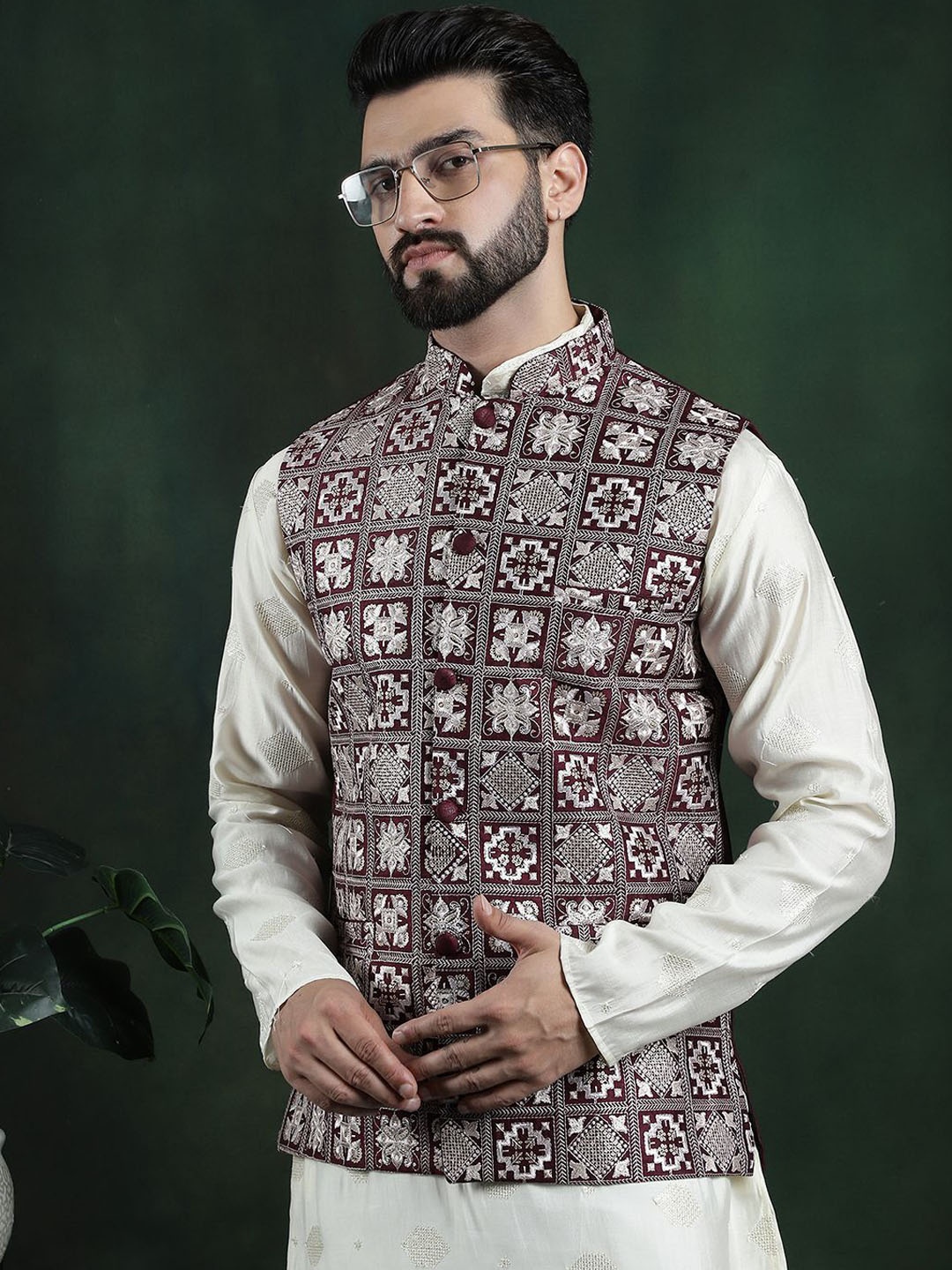 

SOJANYA Men Embroidered Nehru Jackets, Maroon