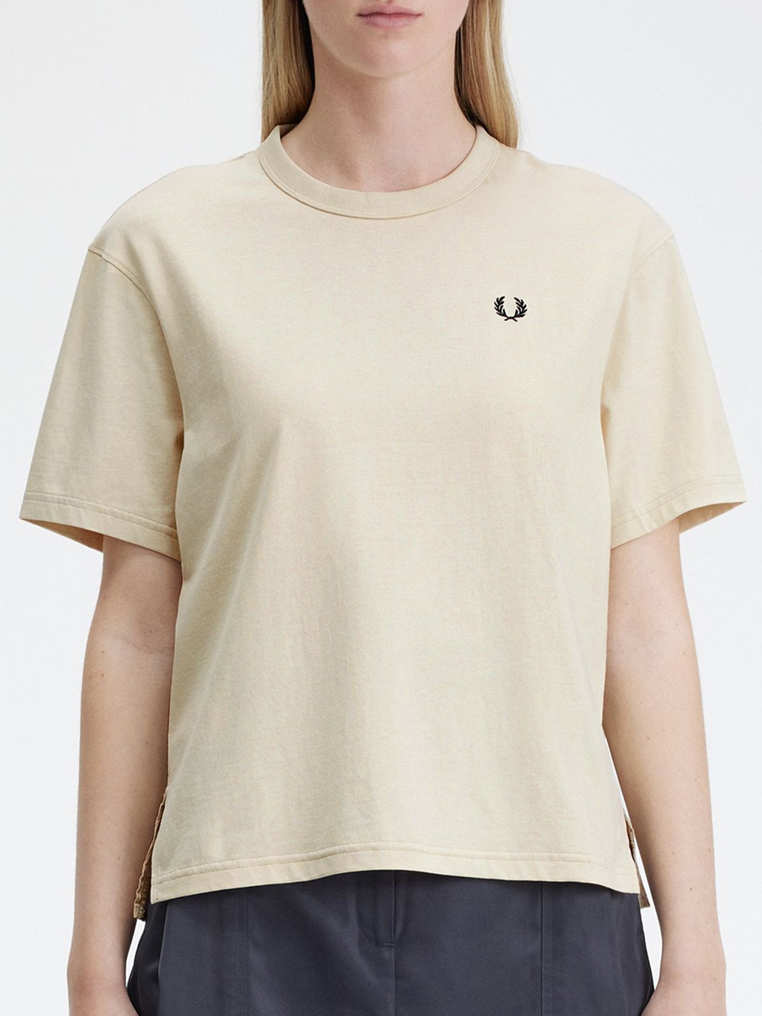 

Fred Perry Women V-Neck Drop-Shoulder Sleeves Applique T-shirt, Grey